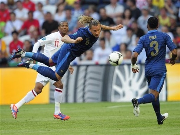Philippe Mexes và Patrice Evra phối hợp ngăn cản pha tấn công của Anh.